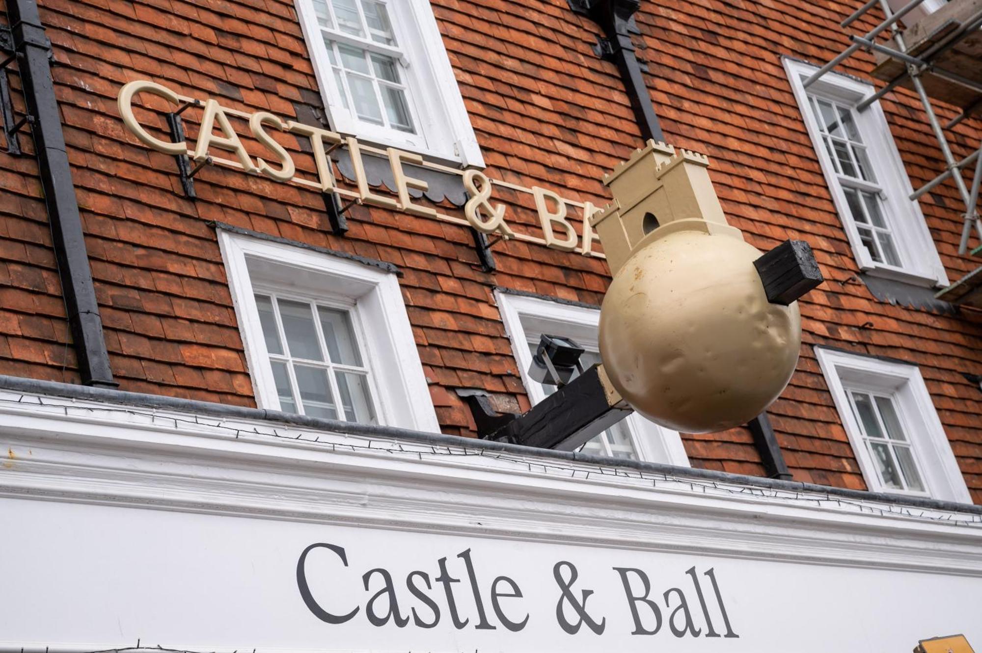 Castle And Ball By Greene King Inns มาร์ลบะระ ภายนอก รูปภาพ