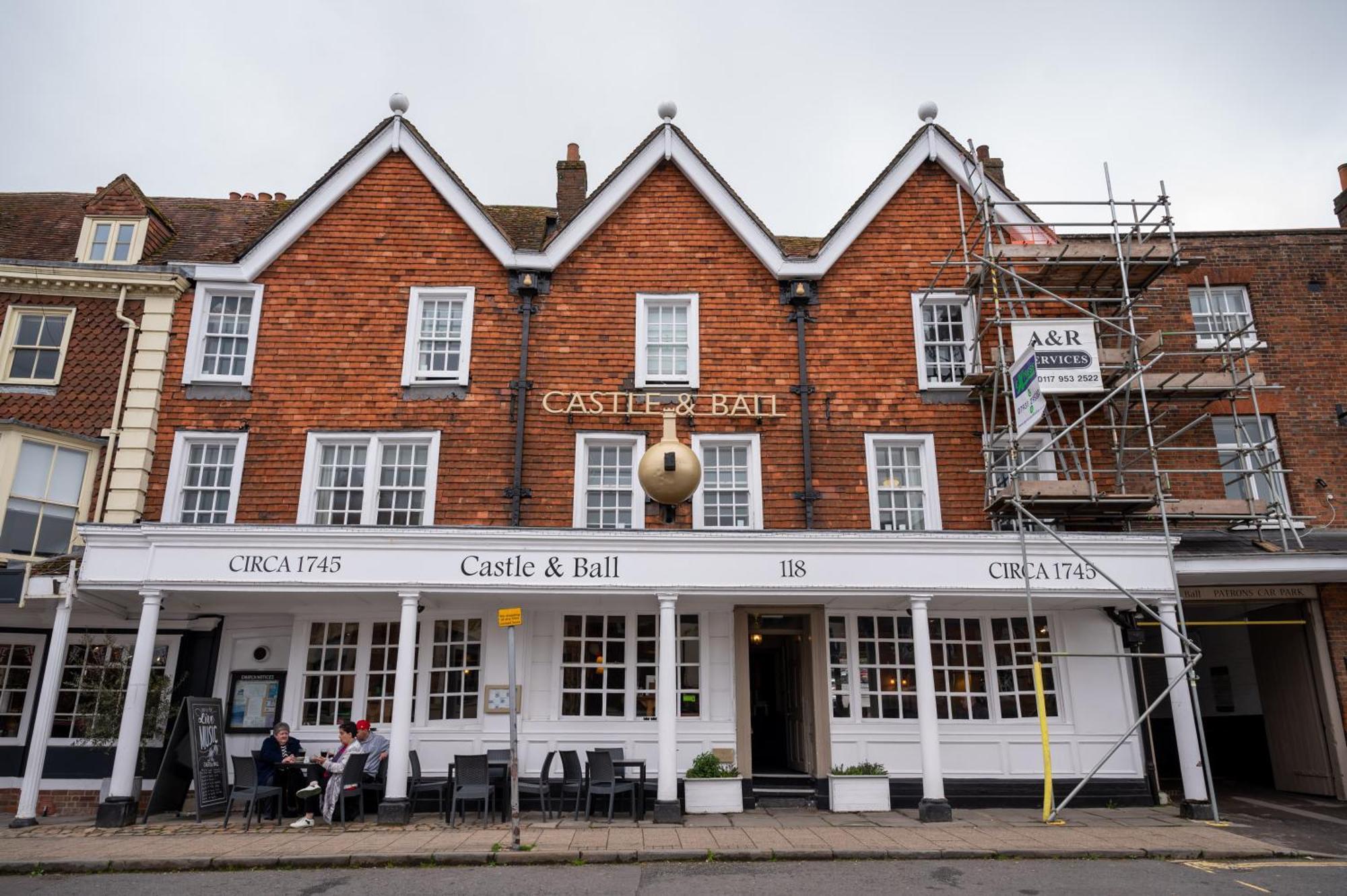 Castle And Ball By Greene King Inns มาร์ลบะระ ภายนอก รูปภาพ